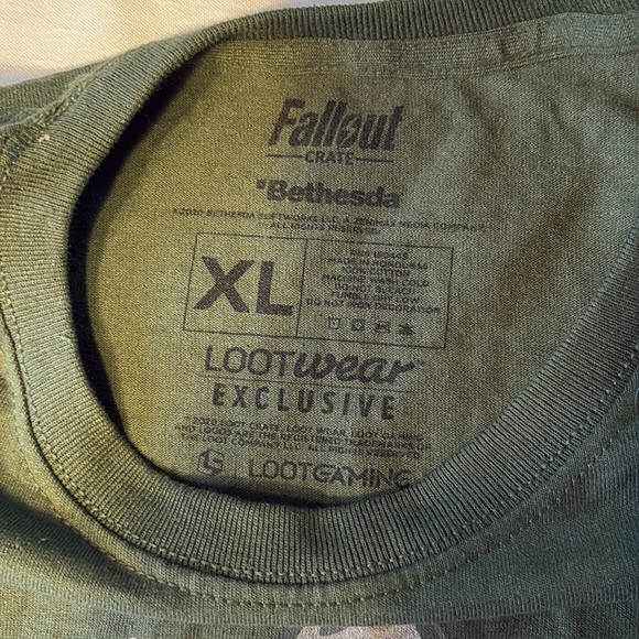 Fallout pin Crate #19 and shirt XL - Picture 3 of 7